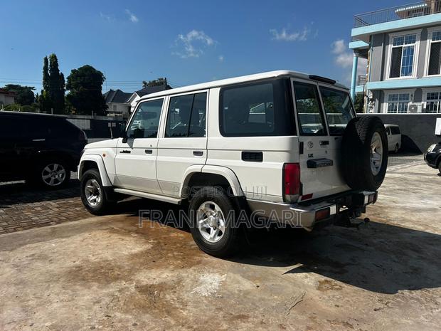 Toyota Land Cruiser 2010 White