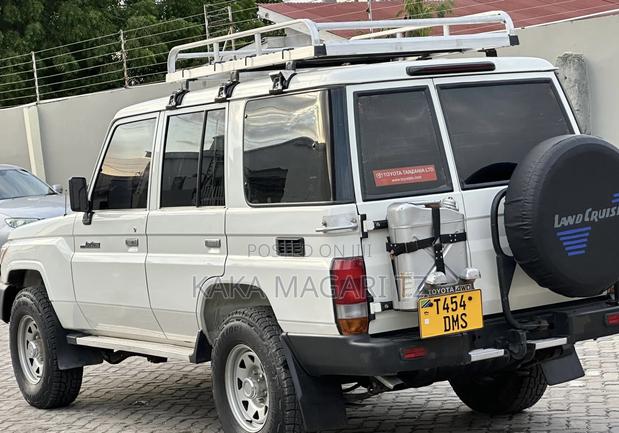 Toyota Land Cruiser 2017 White