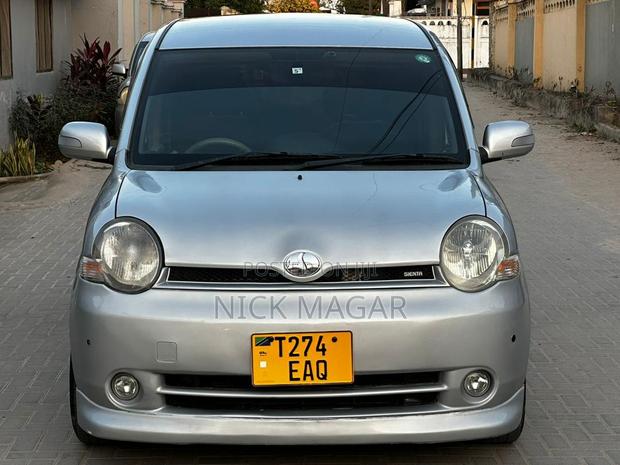 Toyota Sienta 2005 Silver