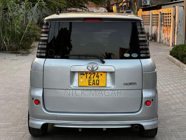 Toyota Sienta 2005 Silver