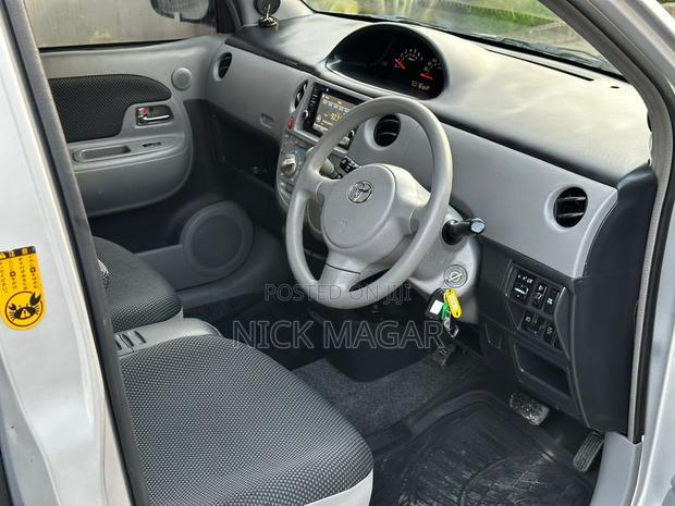 Toyota Sienta 2005 Silver