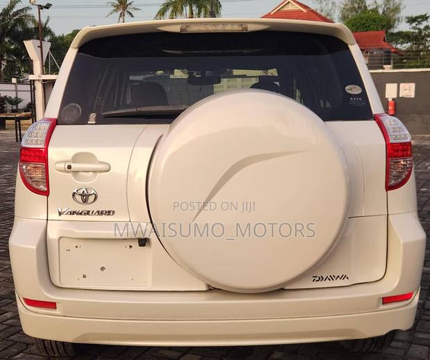 Toyota Vanguard 2009 White
