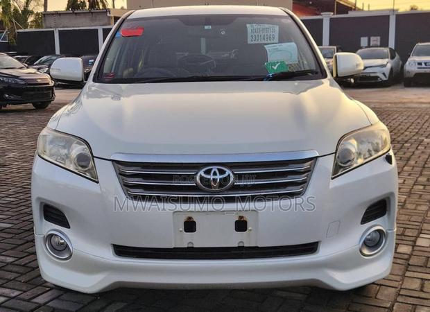 Toyota Vanguard 2009 White