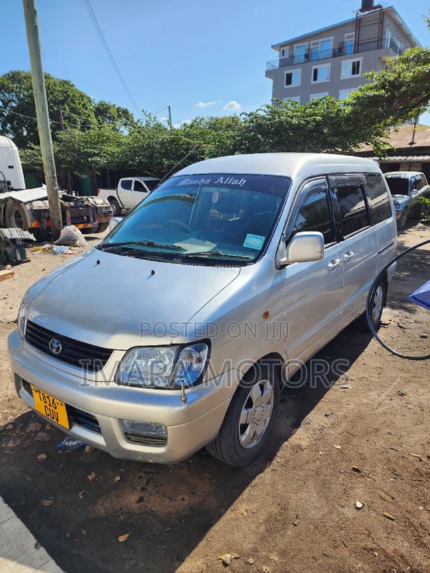 Toyota Noah 2001 Silver