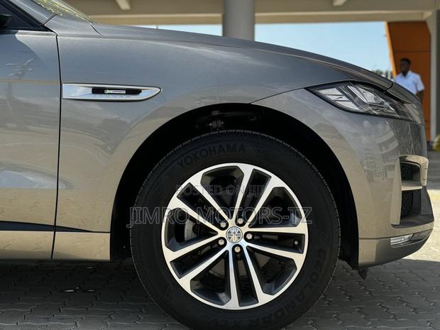 Jaguar F-Pace 2018 Beige
