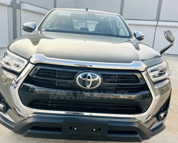 New Toyota Hilux 2022 Gray