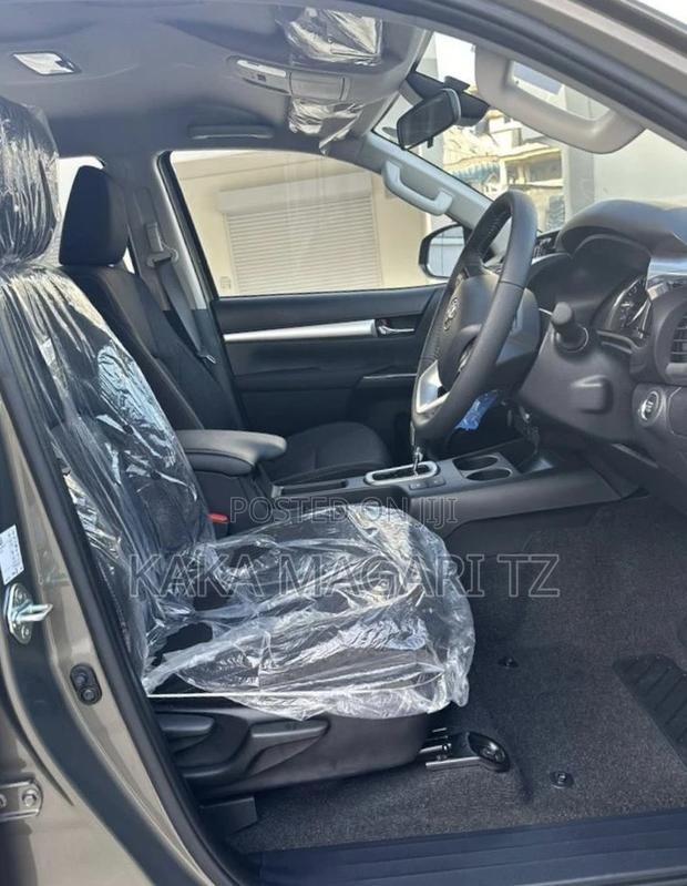 New Toyota Hilux 2022 Gray
