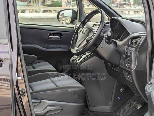 Toyota Noah 2014