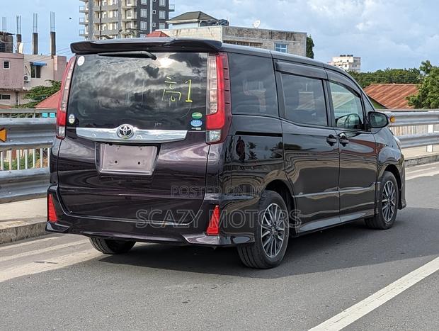 Toyota Noah 2014