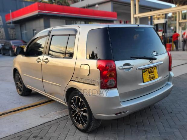 Toyota Raum 2004 Silver