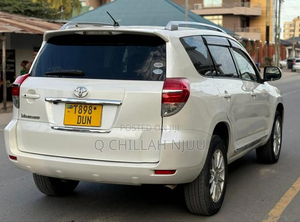 Toyota Vanguard 2010 White