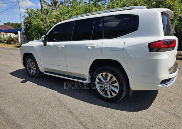 Toyota Land Cruiser 2022 White