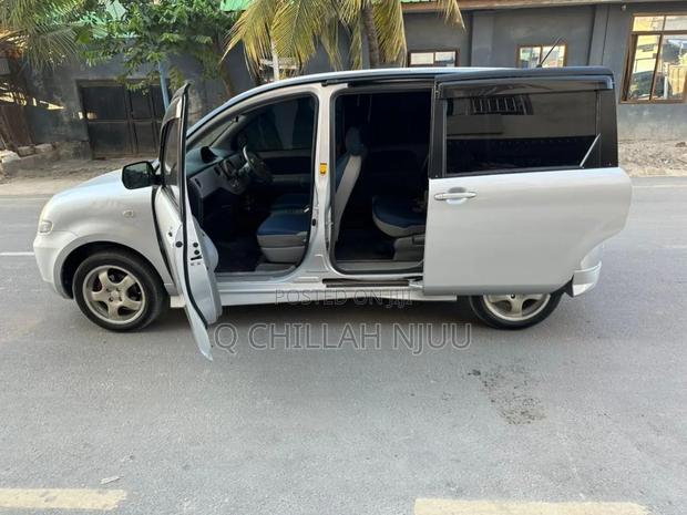 Toyota Sienta 2005 Silver