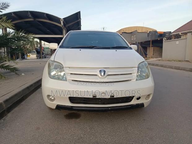 Toyota IST 2003 Off white