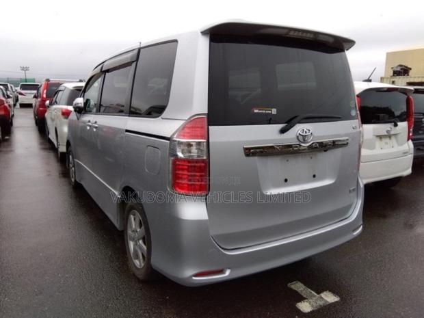 Toyota Noah 2007 Silver
