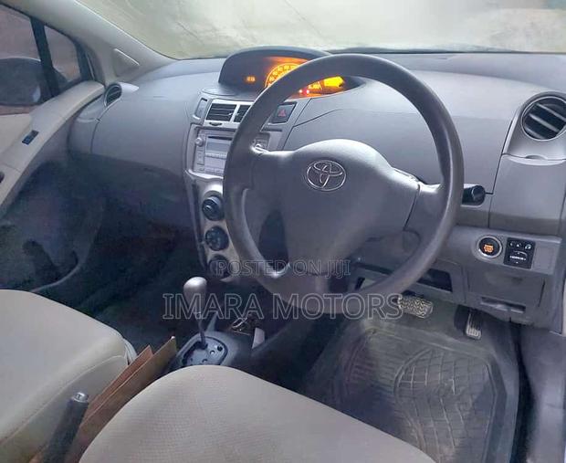 Toyota Vitz 2009 Silver