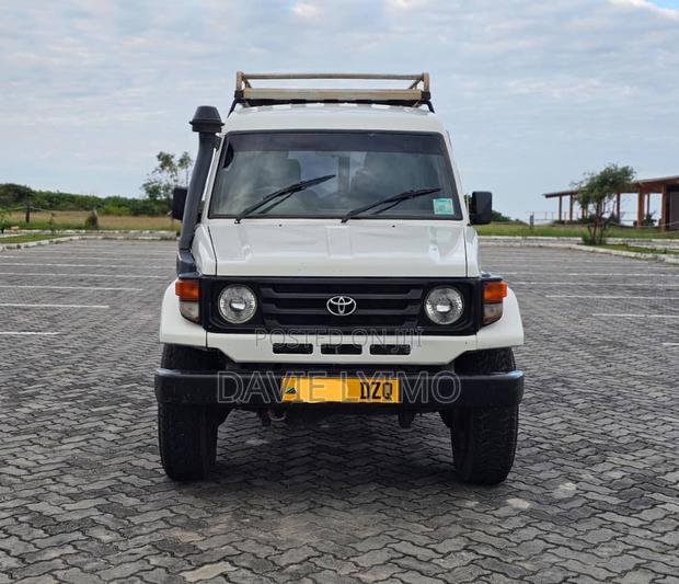 Toyota Land Cruiser 2006 White