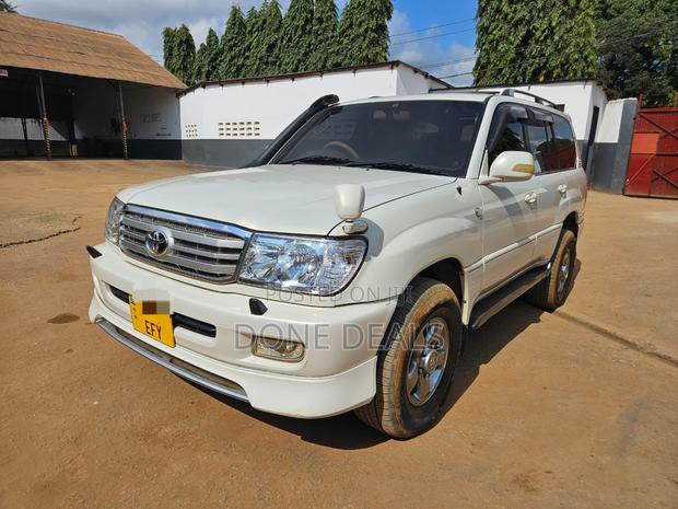Toyota Land Cruiser 2000 White