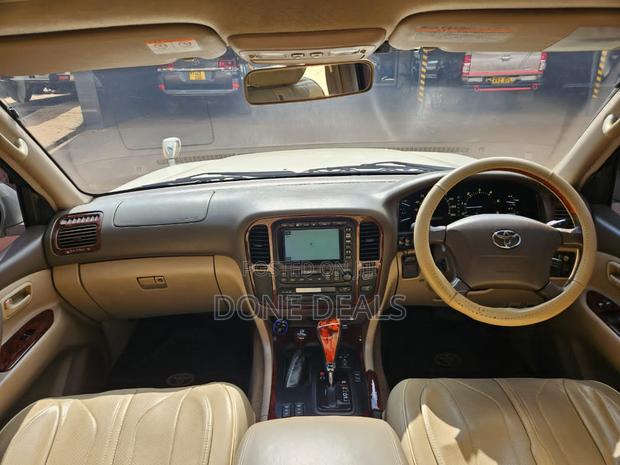 Toyota Land Cruiser 2000 White