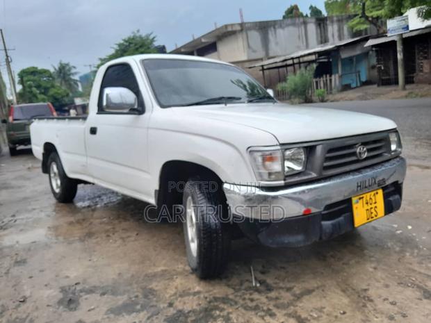 Toyota Hilux 2001 White