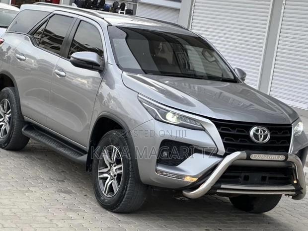 Toyota Fortuner 2022 Silver