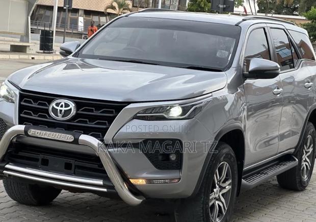 Toyota Fortuner 2022 Silver