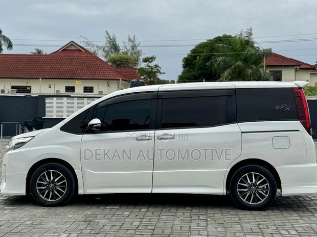 Toyota Noah 1.8 FWD Hybrid (7 seater) 2014 White