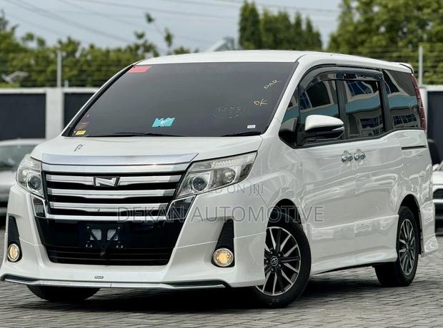 Toyota Noah 1.8 FWD Hybrid (7 seater) 2014 White
