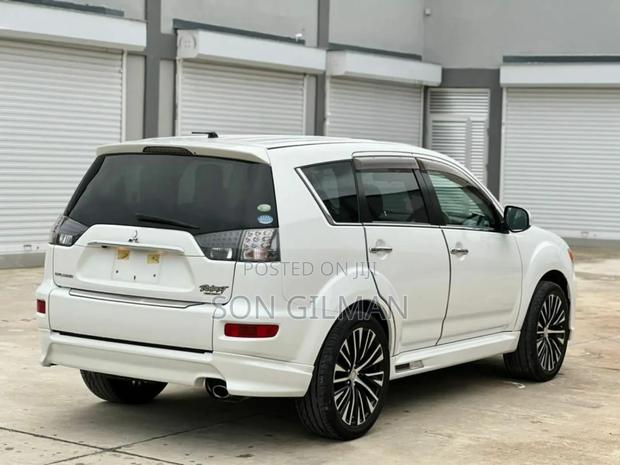 Mitsubishi Outlander 2011 White