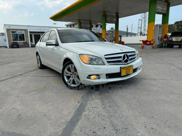 Mercedes-Benz C200 2010 Off white