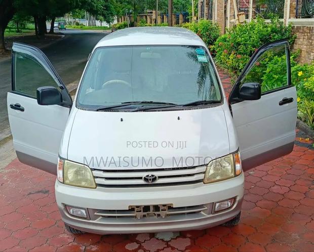 Toyota Noah 2001 Off white