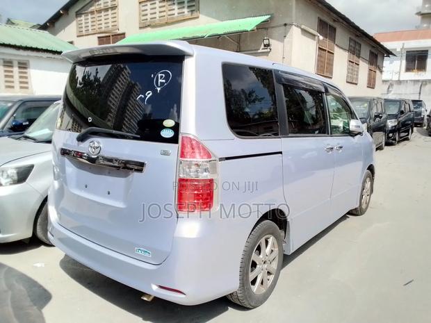 Toyota Noah 2008 Silver