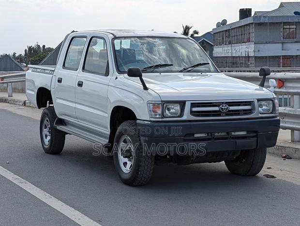 Toyota Hilux 1999 White