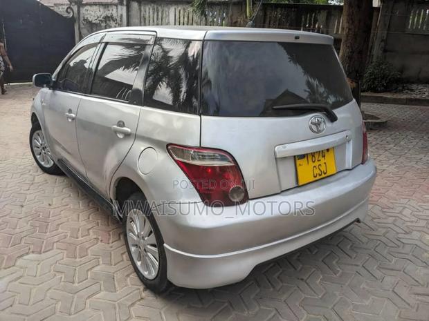 Toyota IST 2004 Silver