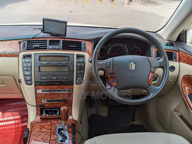 Toyota Crown Royale 2005 Off white