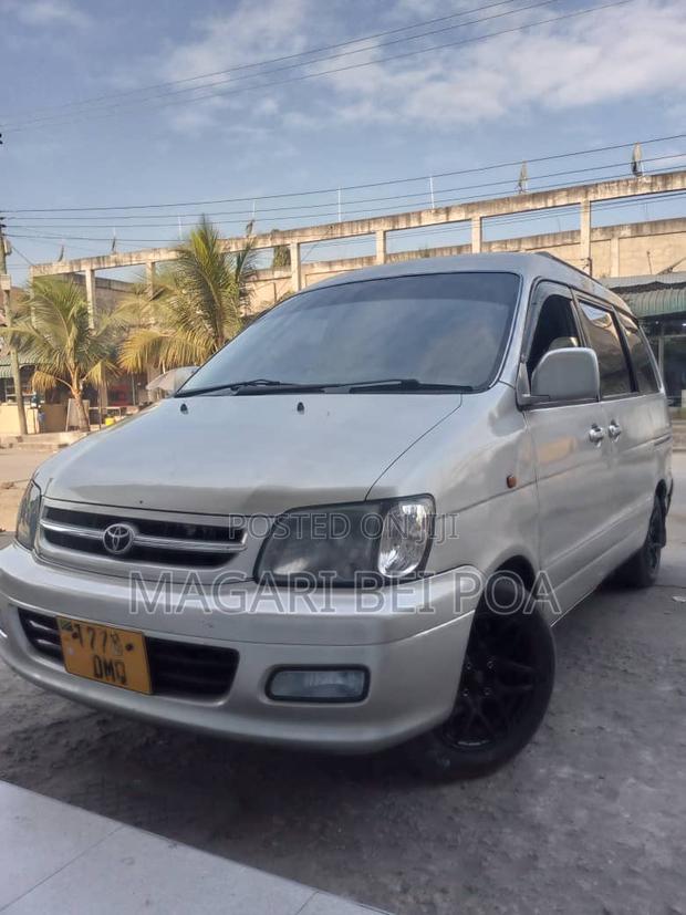 Toyota Noah 2005 Silver