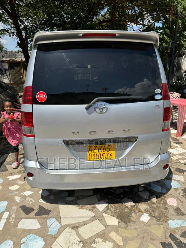 Toyota Noah 2005 Silver