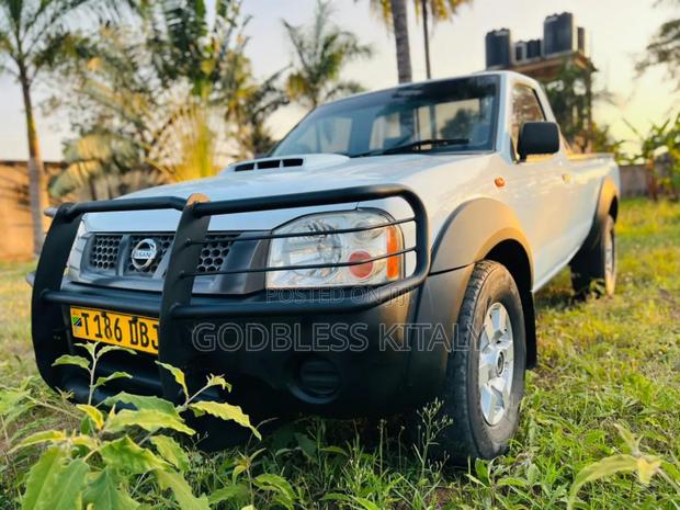 Nissan Hardbody 2014 White