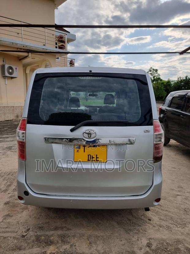 Toyota Noah 2010 Silver