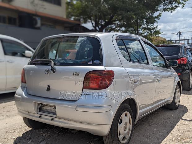 Toyota Vitz 2001 Silver