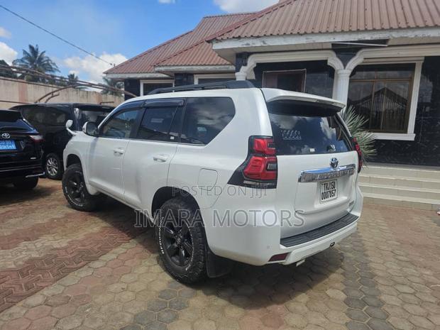 Toyota Land Cruiser Prado 2017 White