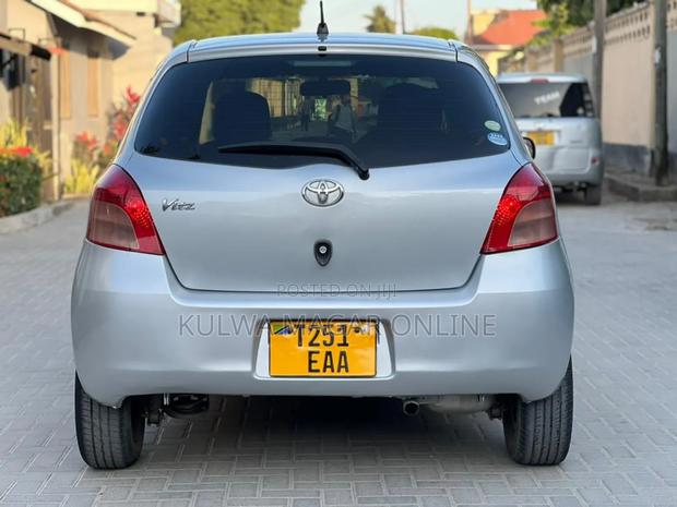 Toyota Vitz 2007 Silver