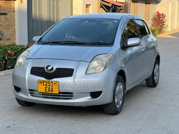 Toyota Vitz 2007 Silver