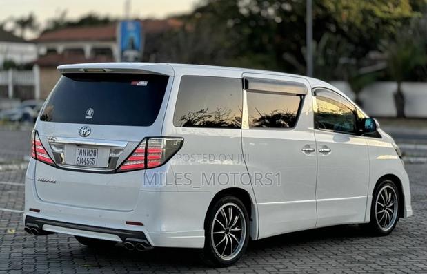 Toyota Vellfire 2010 White