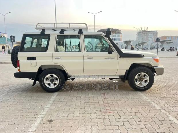 Toyota Land Cruiser 2015 White