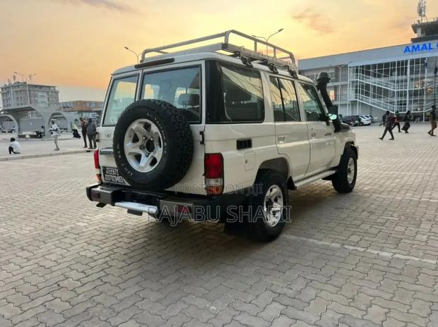 Toyota Land Cruiser 2015 White