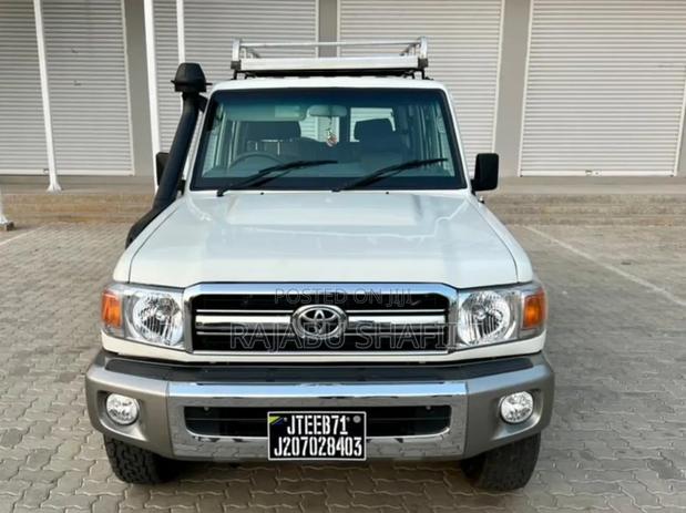 Toyota Land Cruiser 2015 White