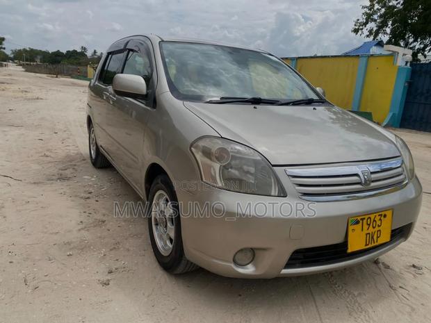 Toyota Raum 2003 Silver