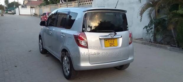 Toyota Ractis 2010 Silver