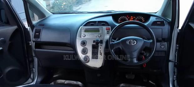 Toyota Ractis 2010 Silver